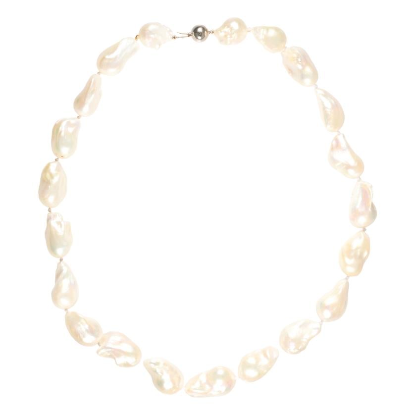 Baroque pearls necklace. (1 of 2)