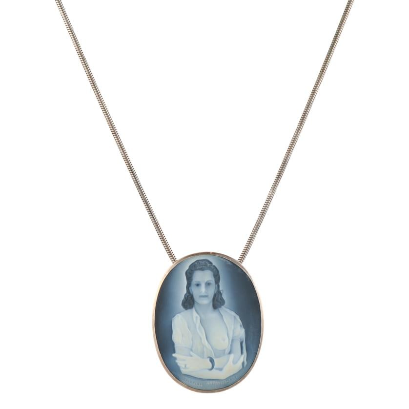 SALVADOR DAL?. Cameo "Gala": Tubogas chain and silver setting. Porcelain. 11/2000