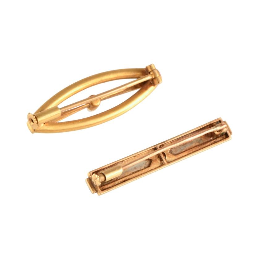 Pair or brooches with pearl.: 18kt yellow gold. Weight: 7.7 gr.
