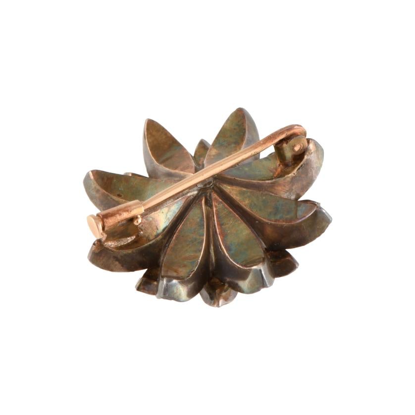 Empire flower-shaped brooch with diamonds.: 925 silver. Old cut diamonds. Diam.: 25 mm.