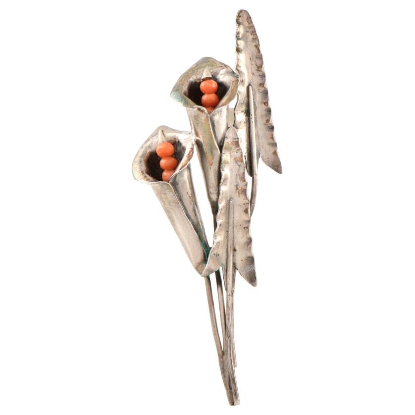 Avant-garde lily-shaped brooch with coral.: 925 silver. Length: 8 cm.