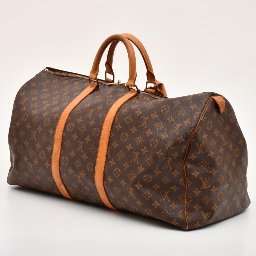 LOUIS VUITTON. 'Keepall' travel bag.: Brown leather, with monogram of the brand.Flaws due to use.30 x 54 x 25 cm approx.