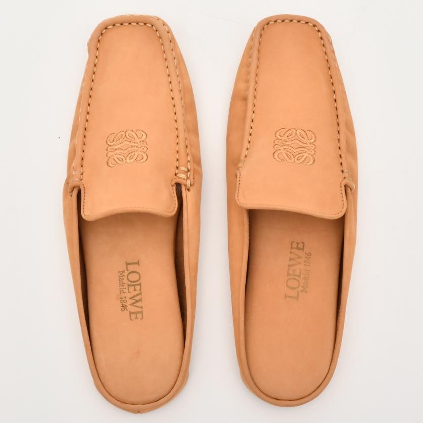 LOEWE. Slippers.: Camel-coloured leather. Slight wear and tear. Size: 38-39 EU. With original cover.
