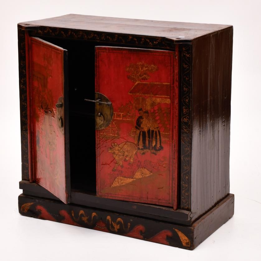 19TH CENTURY CHINESE SCHOOL, QING DYNASTY. Small cabinet (1 of 2)