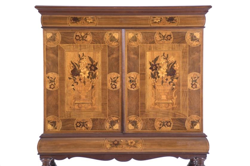 GEORGE II STYLE CABINET WITH BASE, EARLY 20TH CENTURY.: With mahogany palm and fine wood marquetry. 130 x 92 x 45 cm.