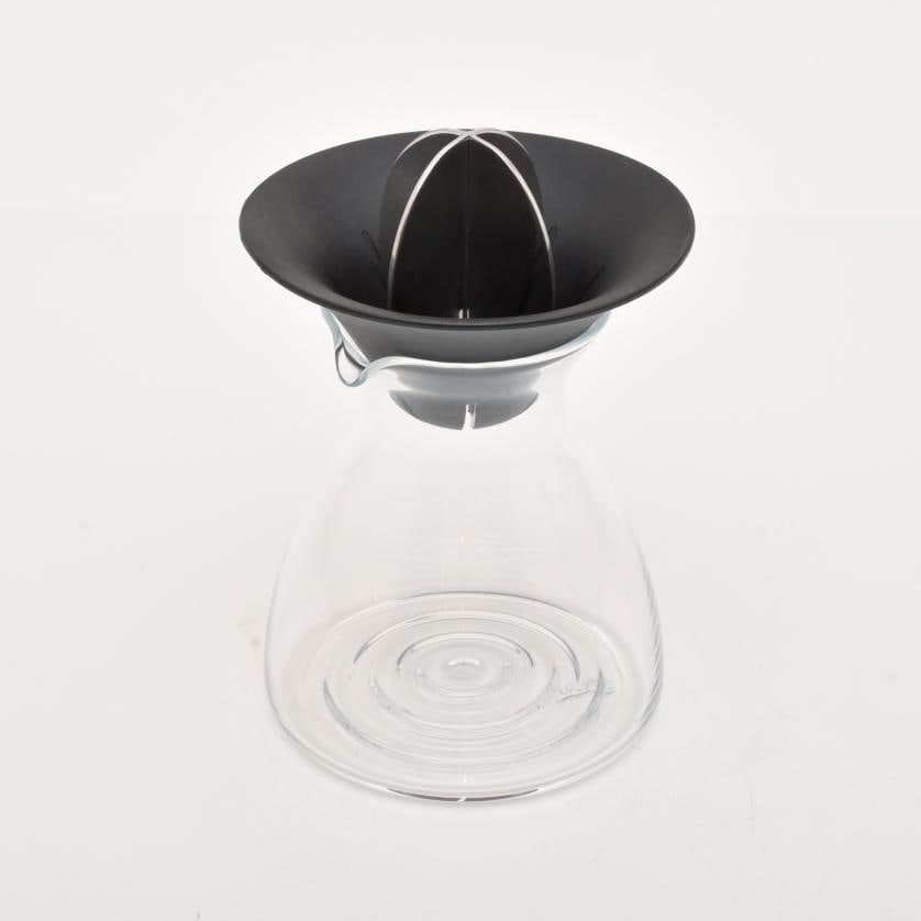 EVA SOLO. Juicer and jug set.: Glass and silvery metal. 16 cm (the smallest); 23 cm (the largest).