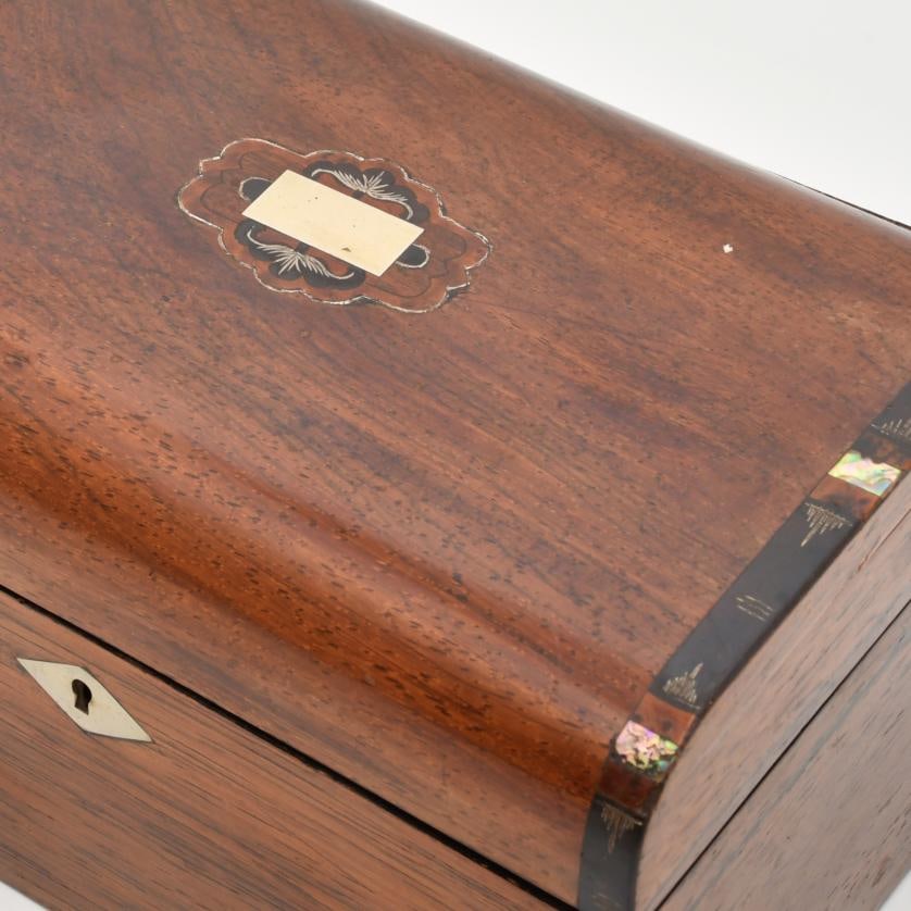 Chest, 20th century.: Brass and mother-of-pearl details. Wear and tear. 11 x 19 x 13 cm.