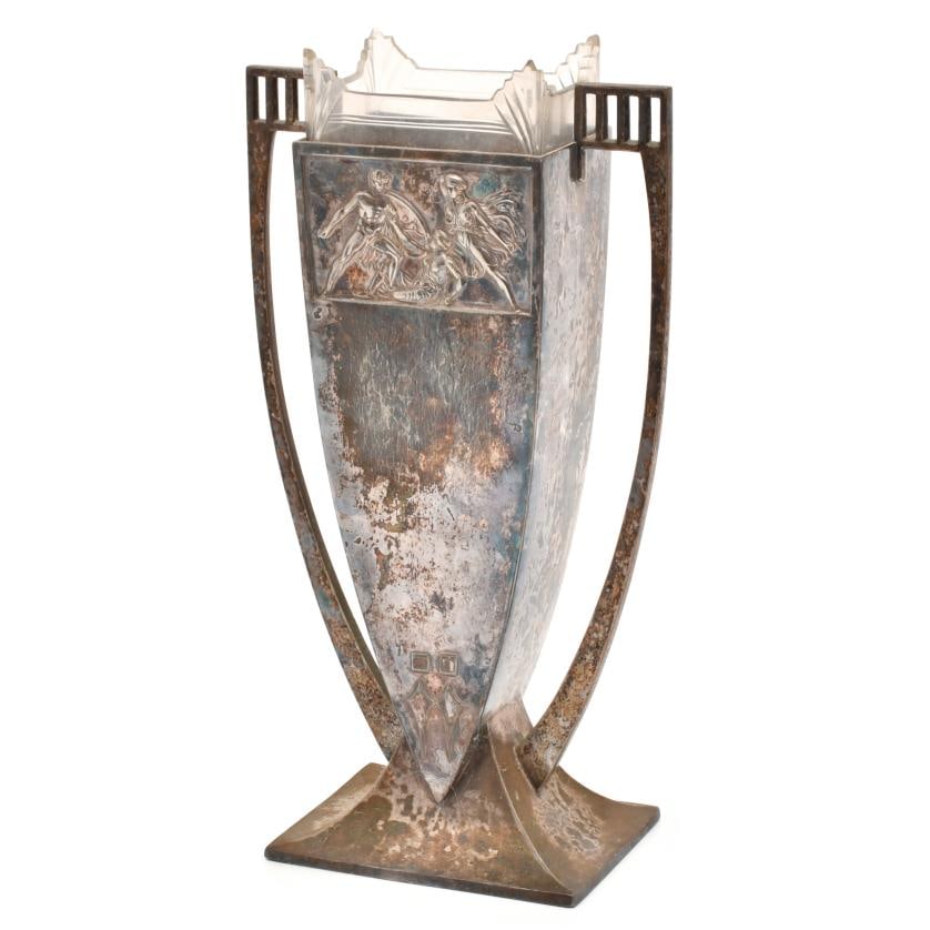 AFTER MODELS BY W.M.F., Judgendstil-style vase, 20th century.: Silvery metal, glass interior.Wear and tear.32.5 x 18 x 10 cm.
