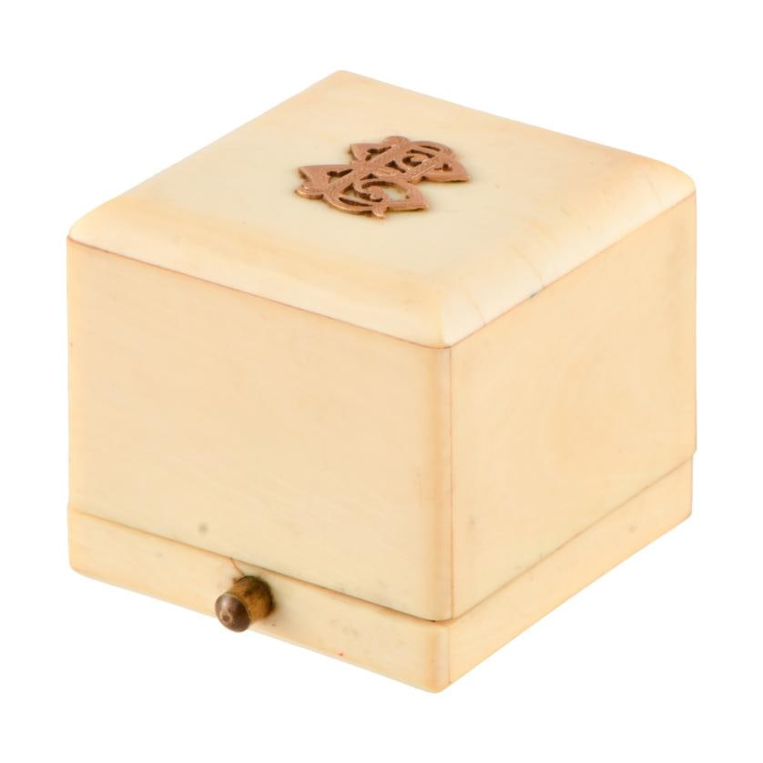 Old box for a ring, early 20th century.: Bone plaque, interior in silk and velvet. Minor flaws. 4 x 4 x 4.5 cm.