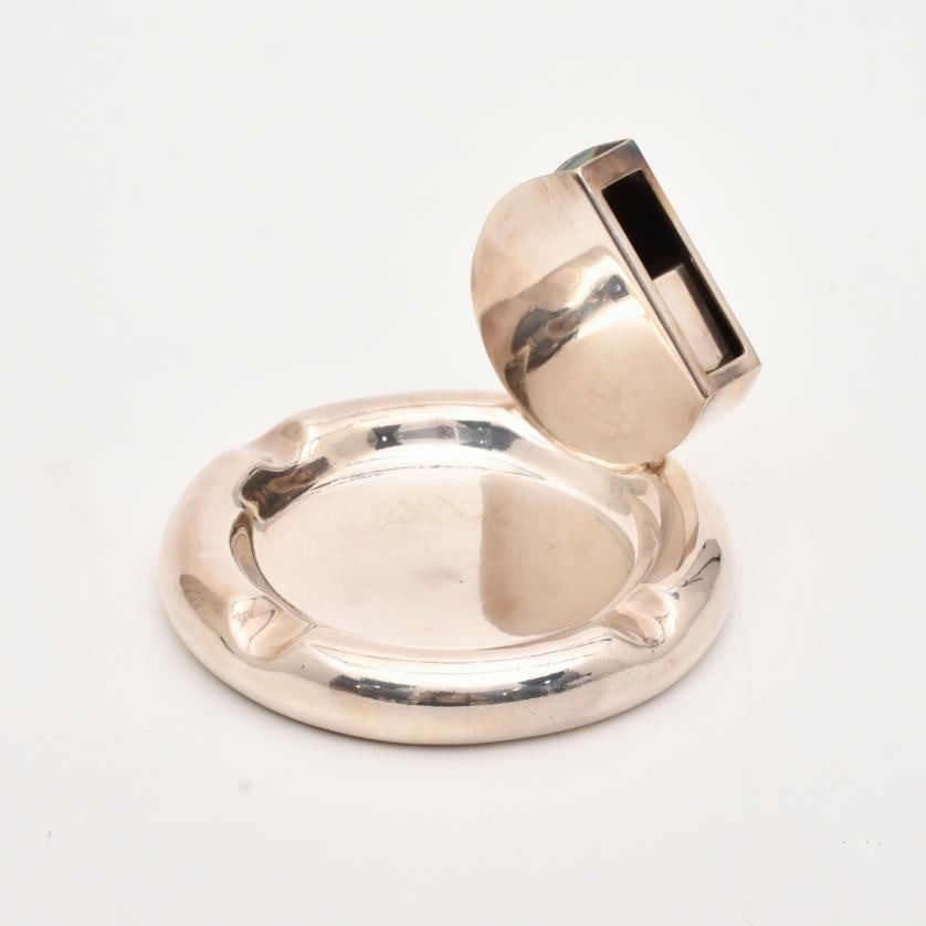 Pair of ashtrays from Hotel Claridge's.: Silvery metal. With a compartment for matches. Slight signs of wear. 9.5 x 13 cm (diameter)