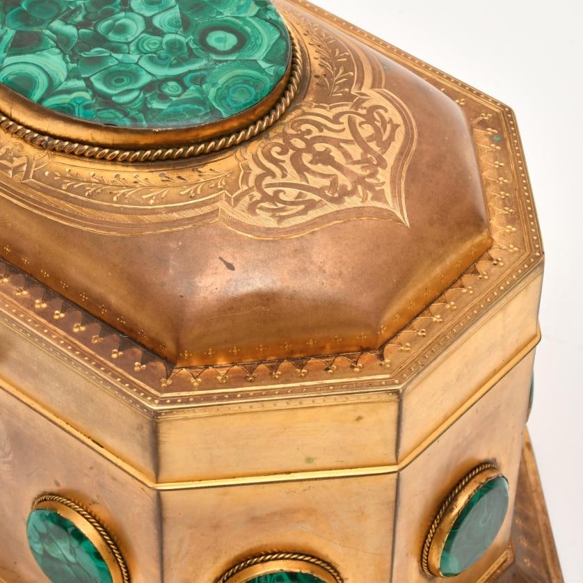 20TH CENTURY RUSSIAN SCHOOL. Jewellery box.: Gilded metal with malachite simile. Velvet interior. With key. Minor wear and tear. 16.5 x 12 x 17 cm.