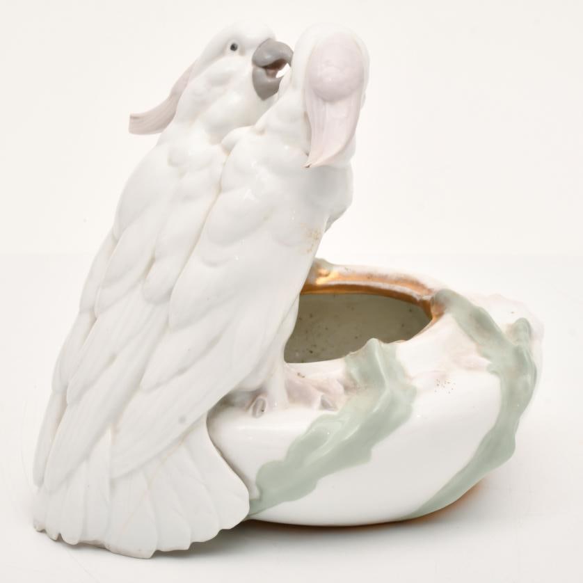 20TH CENTURY SPANISH SCHOOL. Bowl with two parrots.: Porcelain. Wear and tear. 22 x 23 cm diam. approx.