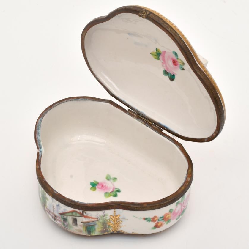 LIMONGES, box, 20th century.: Porcelain. Minor flaws. 11 x 18.5 x 15 cm.