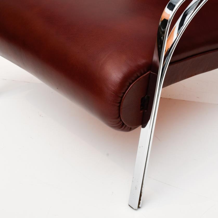 GIANNI MOSCATELLI, armchair, circa 1970'.: Burgundy faux leather and silvery metal. Minor flaws. 68.5 x 66 x 77 cm approx.