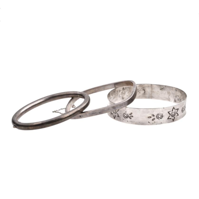 Set of three silver bracelets.: Total weight: 50 gr.