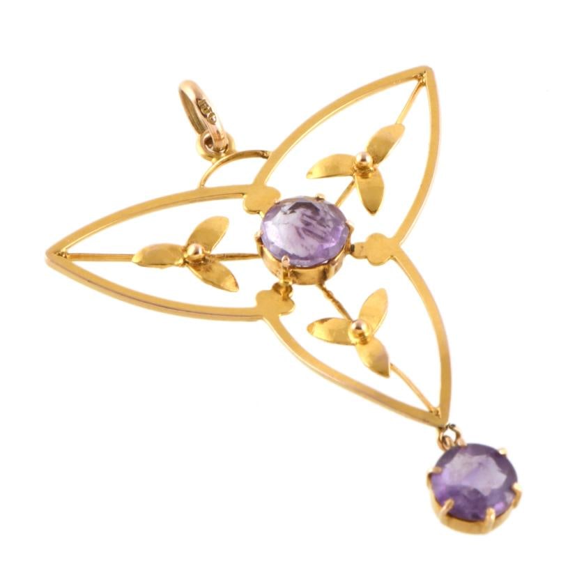 Modernist-style pendant with amethysts.: 14 kt yellow gold and brilliant cut amethysts.37.5 x 28.5 mm.