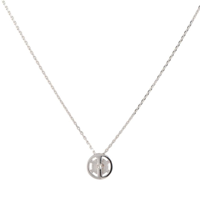 Necklace with diamond setting pendant.: 18 kt white gold. Brilliant cut diamond of 0.15 ct.Links chain with carabiner clasp.Length when closed: 21 cm.