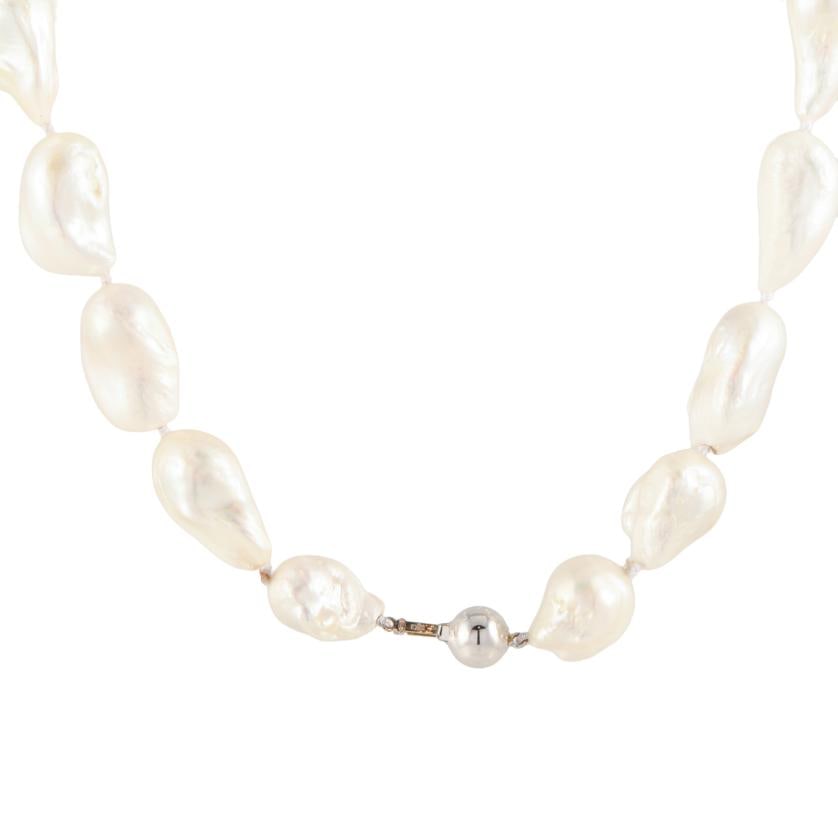 Baroque pearls necklace. (1 of 2)