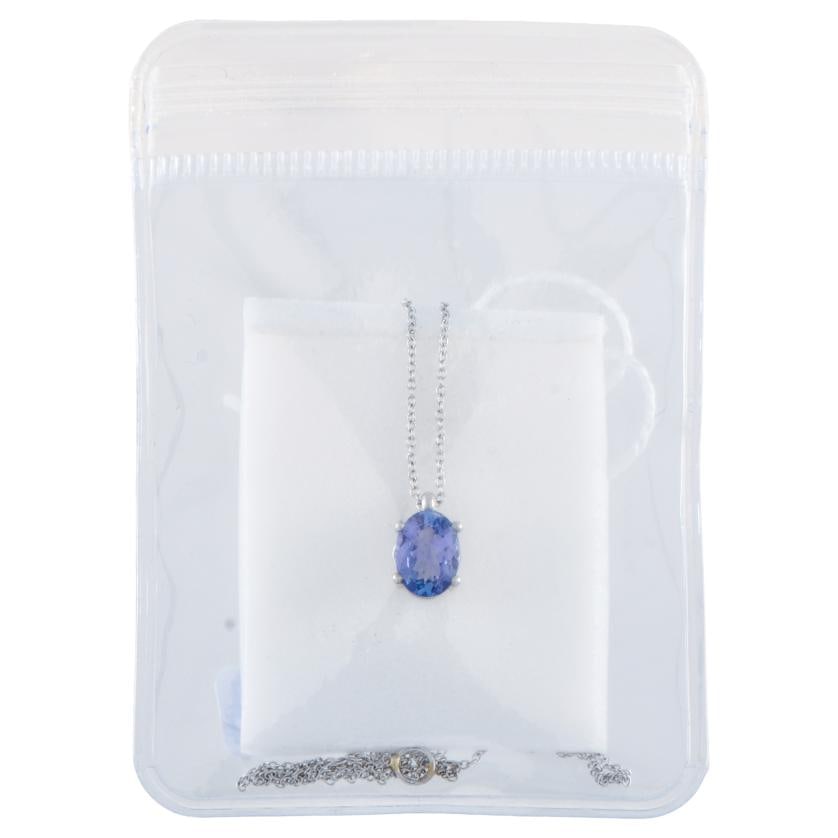 Necklace with tanzanite pendant.: 18kt white gold.Oval cut tanzanite of 1 ct.Links chain with carabiner clasp.