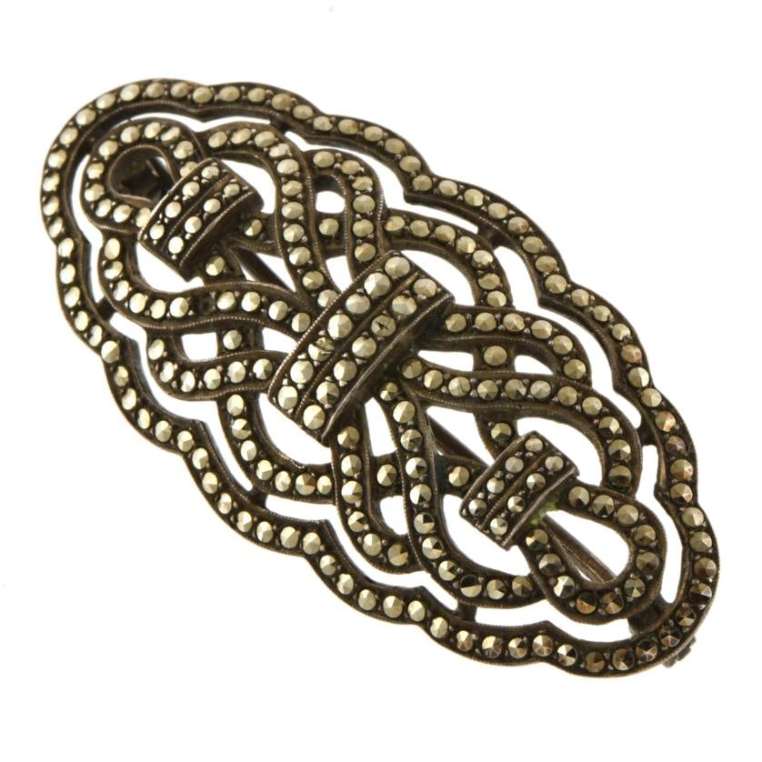 Art Deco style brooch, ring and pendant set.: In silver.