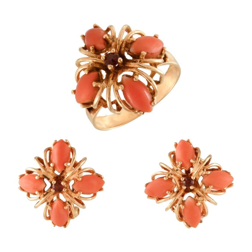 Coral ring and earrings set: 18 kt yellow gold.Natural coral, and brilliant cut garnets.Omega clasp.Weight: 10.5 gr.Size: 12/52.