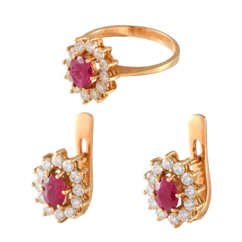 Ring and earrings set, 1960's: 18 kt yellow gold.Marquise cut rubies and brilliant cut diamonds.Weight: 14.3 gr.Size: 20/60.
