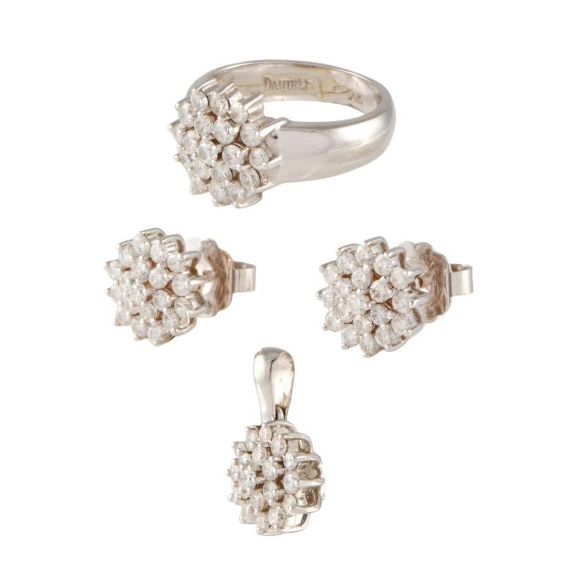 Earrings, pendant and ring set with diamonds: 18 kt white gold.Brilliant cut diamonts. Including a certificate by GEMACYT.Pressure clasp.Weight: 14.1 gr.Size:10/50.