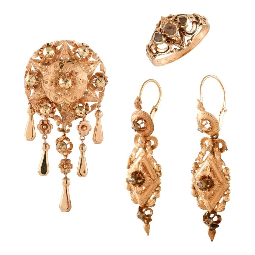 Alphonsine set comprising a brooch, earrings and a ring.: 18 kt yellow gold.Brooch: 72x35 mm.Two-piece long earrings, detachable. Hook clasp. 47 mm.Ring size: 18/58.In their period box.