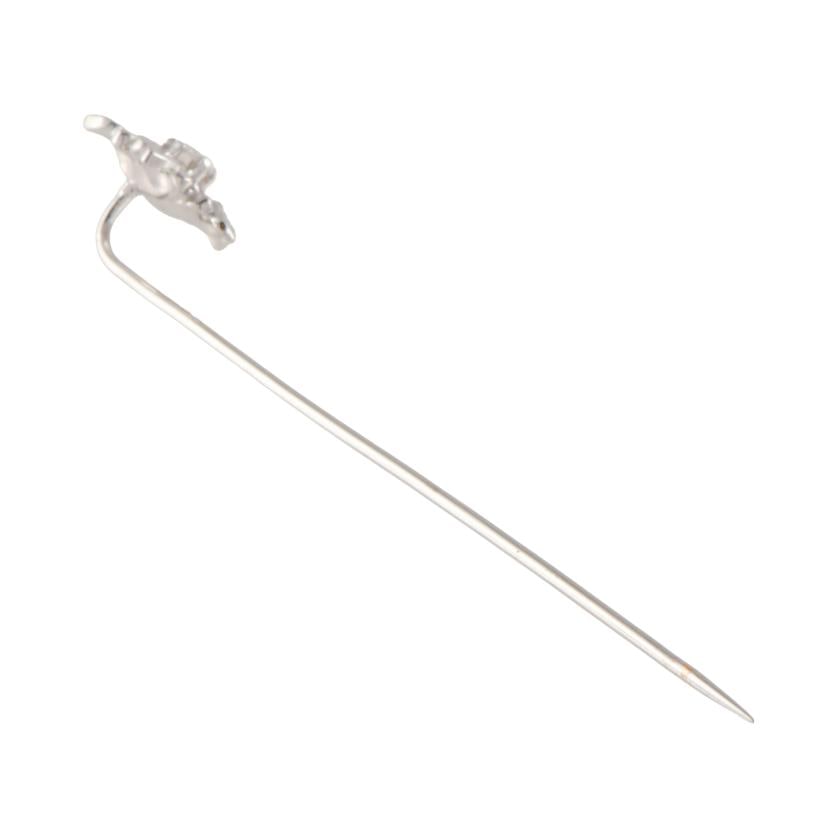 Flower-shaped tie pin or clip with diamonds: 18 kt white gold. Brilliant cut diamonds.Length: 6 cm.