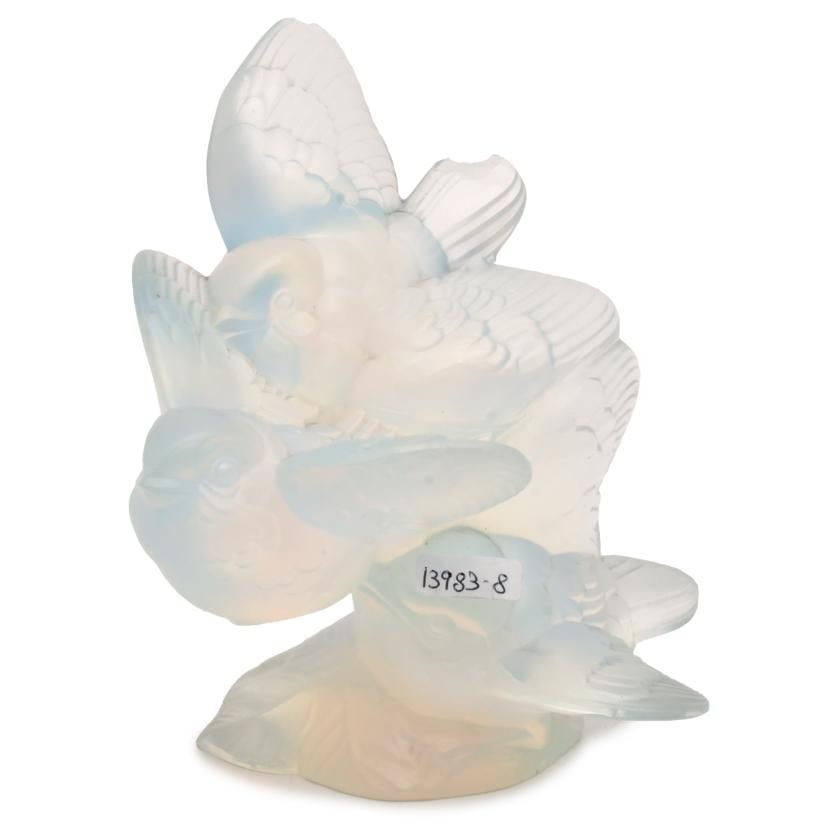 GABINO, birds, 20th century.: Opal glass group.Minor chipping on the top.13.5 x 12 x 11 cm.