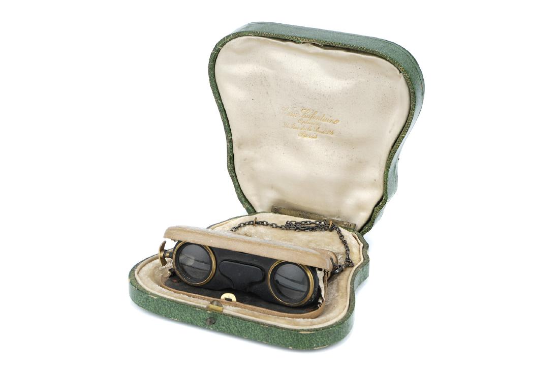 La Mignonne' Opera Glasses,: engraved Cam Lafontaine Ingr. Opticien 24 rue de la Paix Paris, gilt brass and leather with mother-of-pearl panel, in green leather case