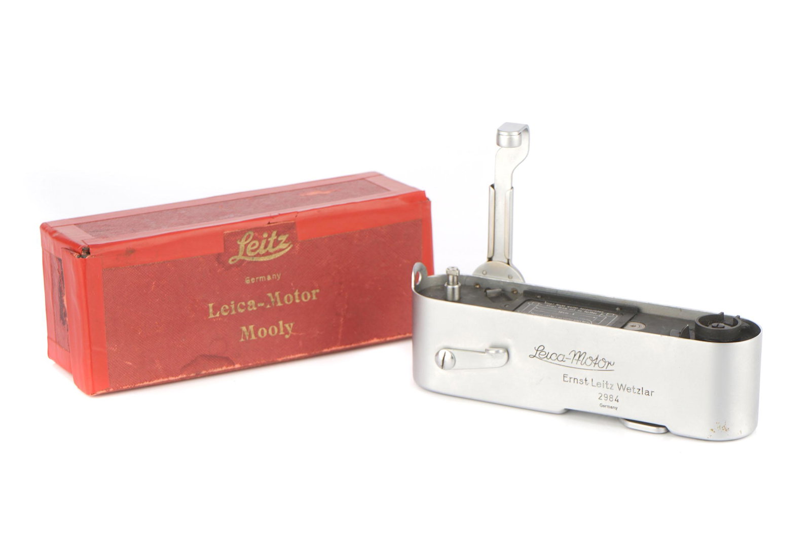 A Leitz MOOLY Clockwork Motor,: A Leitz MOOLY Clockwork Motor, chrome, serial no. 2984, body, G-VG, motor working, in maker's box Note: VAT due on the hammer price at 5% and buyer’s premium at 20%