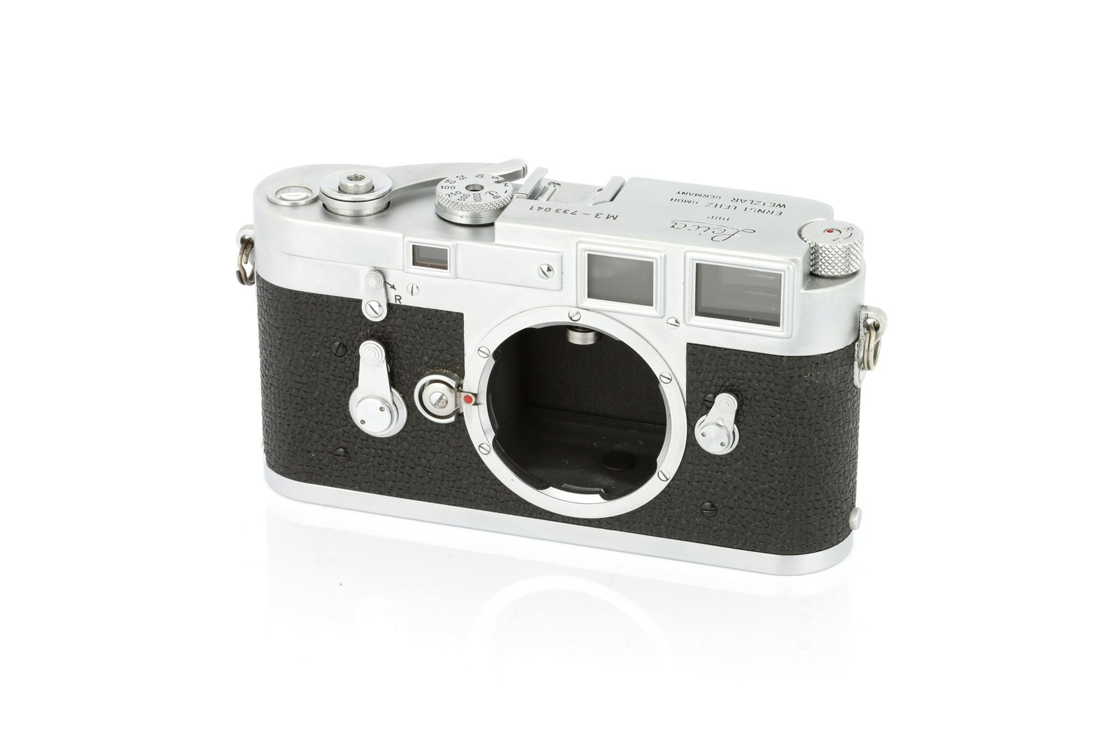 A Leica M3 DS Rangefinder Body,: 1955, chrome, serial no. 733041, body, VG, shutter working, complete with maker's case and velvet box Note: Lot imported under Temporary Admission. 5% UK import VAT will be charged on the â€˜hamme