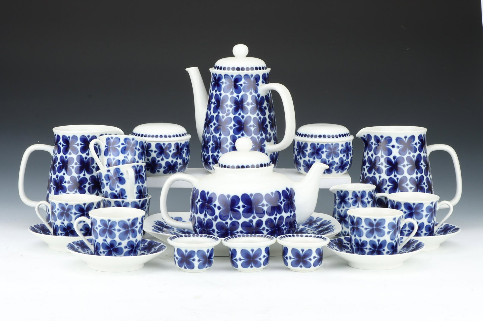 A Swedish Rorstrand Mon Ami Pattern Part Tea & Coffee: including seven coffee cups & saucers, two tea cups & saucers, three side plates, four starter plates, a rectangular sandwich plate, two small plates, three egg cups, a pair of water ewers, five cerea