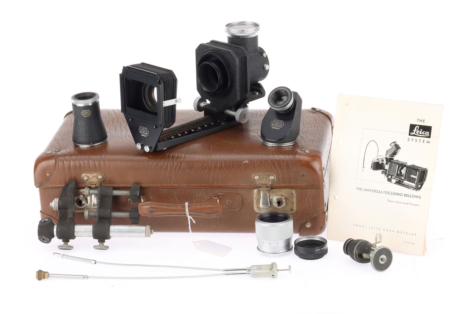 A Leica Universal Bellows System: comprising appears to be the complete set, in a hard case, with user guide. optical components bodies F with some haze, mechanical components G-VG appear lightly used.