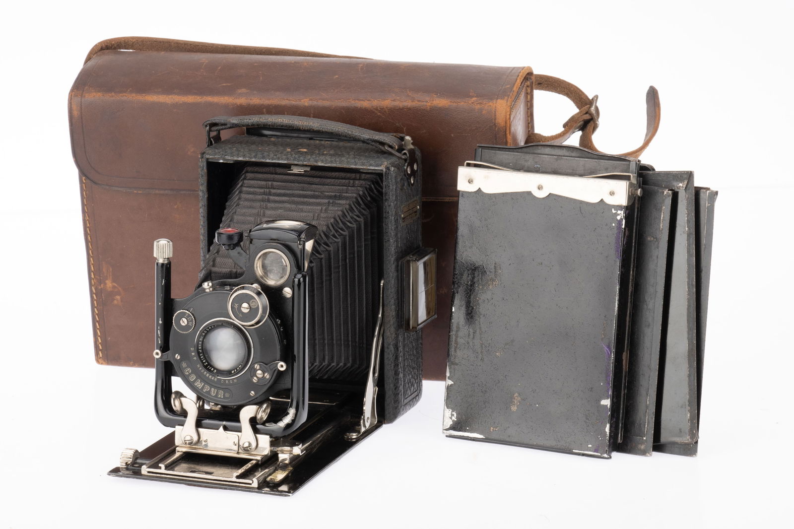 A Welta Plate Film Folding Camera,: black, body F-G, latches work intermittently, bellows extends, with Triotar f/6.3 13.5cm lens, optics hazy, shutter not working, with several plate holders in a fitted leather case.