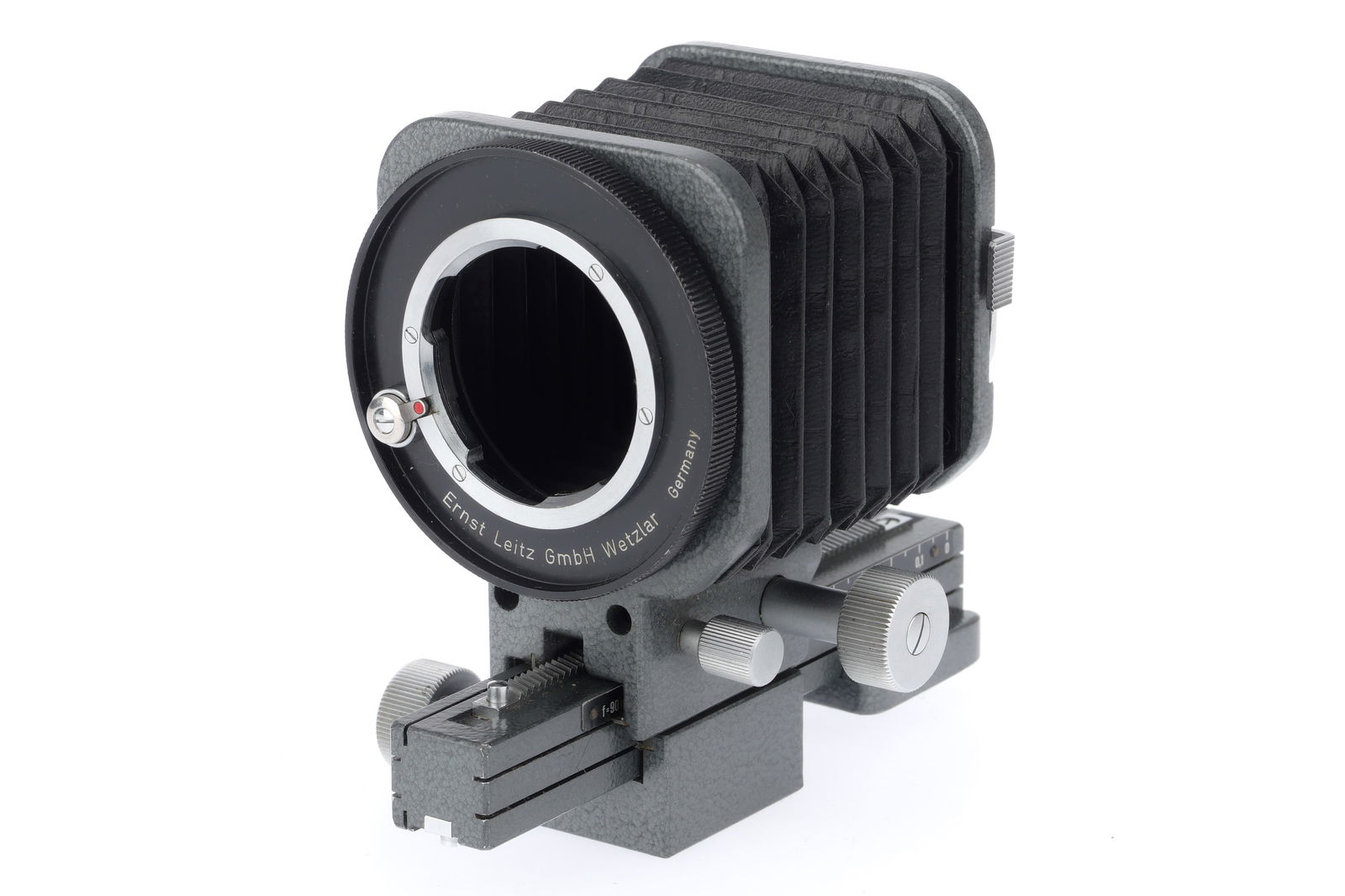 A Leitz Wetzlar Extension Bellows and Focussing Rail,: A Leitz Wetzlar Extension Bellows and Focussing Rail, condition VG, operates smoothly, bellows look intact but not light tested.