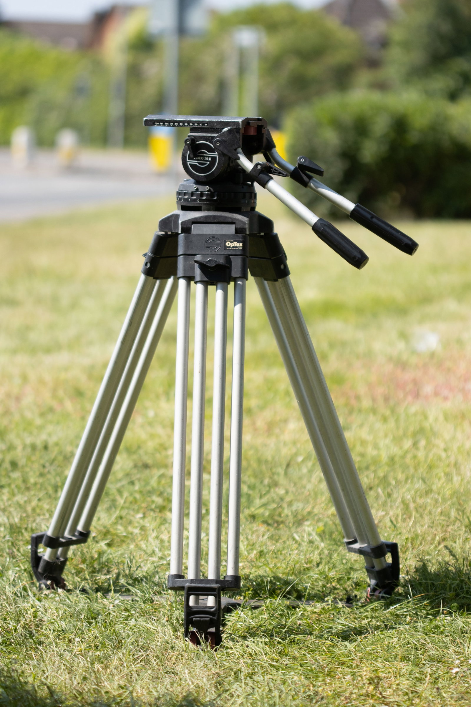 A Sachtler Video 25 II Tripod Head & Tripod, (1 of 1)