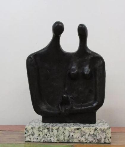 Bronze Sculpture Fathers And Son Of Henry Moore: Old recast sculpture is in perfect condition.DESCRIPTION OF THE ARTICLE:TITLE: "FATHER AND SON"AUTHOR: HENRY MOOREMATERIAL: BRONZEMEASURES WITHOUT BASE: HEIGHT 23 cm x WIDTH 19 cm x DEPTH 5 cmBASE: WI