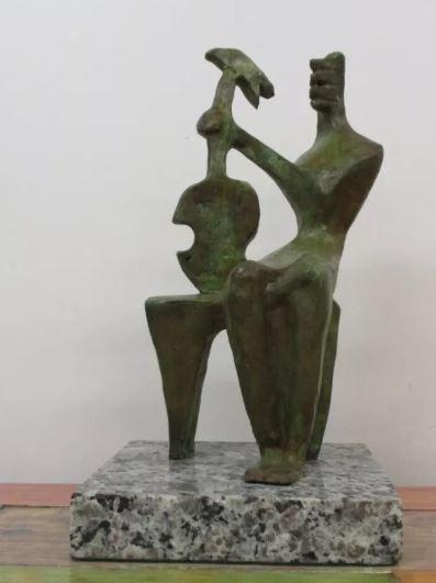 Bronze Sculpture Musician by Henry Moore: Old recast sculpture is in perfect condition.ITEM DESCRIPTION:TITLE: “MUSIC”AUTHOR: HENRY MOOREMATERIAL: BRONZEMEASURES WITHOUT BASE: HEIGHT 25 cm x WIDTH 12 cm x DEPTH 9 cmBASE: WIDTH 16 cm X DEP