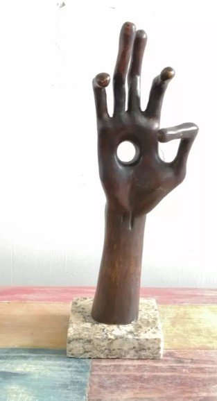 Bronze Sculpture Hand By Mathias Goeritz: Old Recast This sculpture is in perfect condition.DESCRIPTION OF THE ARTICLE:TITLE: ?HAND?AUTHOR: MATHIAS GOERITZMATERIAL: BRONZEMEASUREMENTS WITHOUT BASE: HEIGHT 28 cm x WIDTH 10 cm x DEPTH 8 cmBASE:
