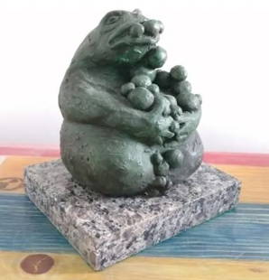 Bronze Sculpture Frog By Francisco Toledo: Old Recast This sculpture is in perfect condition.ITEM DESCRIPTION:TITLE: ?FROG?AUTHOR: FRANCISCO TOLEDOMATERIAL: BRONZEMEASURES WITHOUT BASE: HEIGHT 19 cm x WIDTH 16 cm x DEPTH 14 cmBASE: WIDTH 18 cm