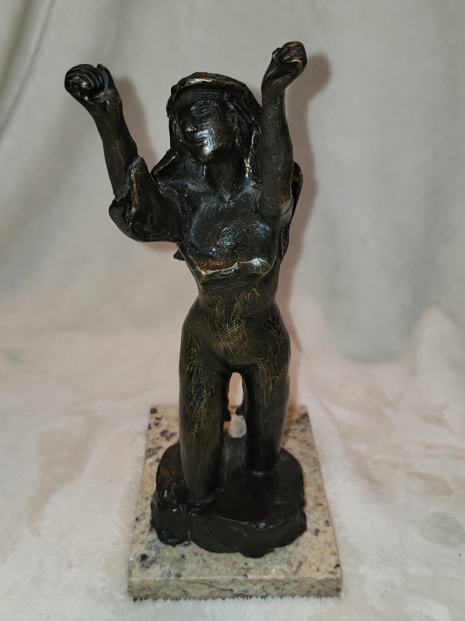 Bronze Sculpture Kneeling Woman By Camille Claudel: Old Recast This sculpture is in perfect condition.ITEM DESCRIPTION:TITLE: ?KNEELING WOMAN?AUTHOR: CAMILLE CLAUDELMEASUREMENTS WITHOUT BASE: HEIGHT 30 cm x WIDTH 11 cm x DEPTH 18 cmBASE: 13 CM X 18 CM