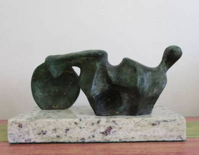 Bronze Sculpture Bone II by Henry Moore: Old recast sculpture is in perfect condition.DESCRIPTION OF THE ARTICLE:TITLE: ?BONE II?AUTHOR: HENRY MOOREMATERIAL: BRONZEMEASURES WITHOUT BASE: HEIGHT 10 cm x WIDTH 26 cm x DEPTH 10 cmBASE: WIDTH 24