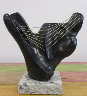 Bronze Sculpture Tensed Mother And Daughter Of Henry Moore: Old recast sculpture is in perfect condition.ITEM DESCRIPTION:TITLE: ?MOTHER AND DAUGHTER TENSED?AUTHOR: HENRY MOOREMATERIAL: BRONZEMEASURES WITHOUT BASE: HEIGHT 22 cm x WIDTH 25 cm x DEPTH 8 cmBASE: