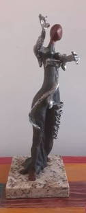 Bronze And Aluminum Sculpture Lady By Salvador Dali: Old Recast sculpture is in perfect condition.DESCRIPTION OF THE ARTICLE:TITLE: "LADY"AUTHOR: SALVADOR DALIMATERIAL: BRONZE AND ALUMINUMMEASURES WITHOUT BASE: HEIGHT 38 cm x WIDTH 10 cm x DEPTH 14 cmBA