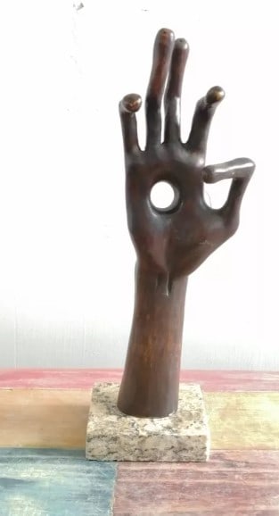 Bronze Sculpture Hand By Mathias Goeritz: Old Recast This sculpture is in perfect condition.DESCRIPTION OF THE ARTICLE:TITLE: ?HAND?AUTHOR: MATHIAS GOERITZMATERIAL: BRONZEMEASUREMENTS WITHOUT BASE: HEIGHT 28 cm x WIDTH 10 cm x DEPTH 8 cmBASE: