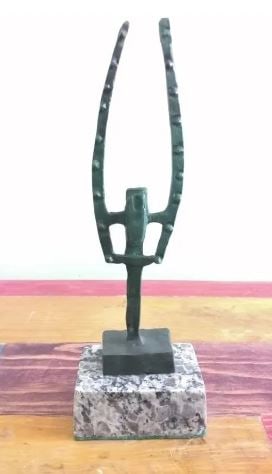 Bronze Sculpture Q by Max Ernst: Old Recast sculpture is in perfect condition.DESCRIPTION OF THE ARTICLE:TITLE: ?Q?AUTHOR: MAX ERNESTMATERIAL: BRONZEMEASURES WITHOUT BASE: HEIGHT 23 cm x WIDTH 6 cm x DEPTH 4 cmBASE: WIDTH 9 cm X DEPT