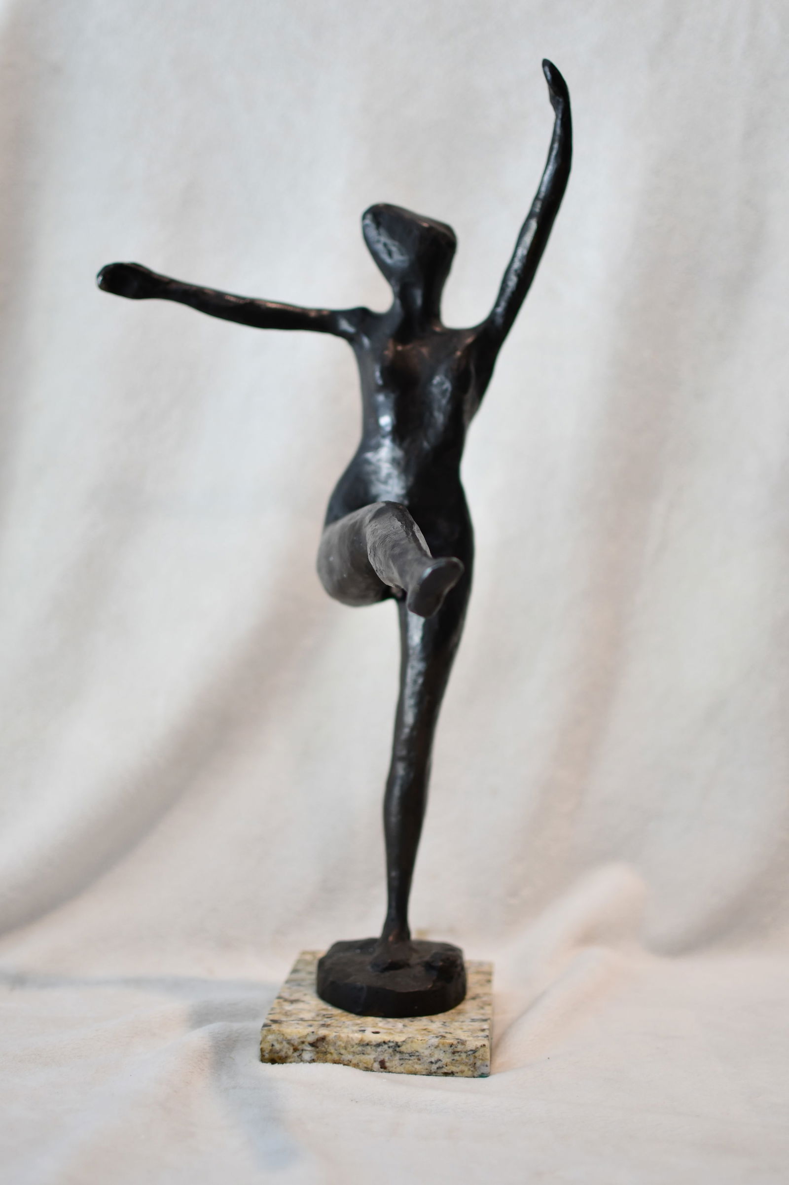Bronze Sculpture Dancer Edgar Degas: Old recast sculpture is in perfect condition.DESCRIPTION OF THE ARTICLE:TITLE: "DANCER"AUTHOR: EDGAR DEGASMATERIAL: BRONZEMEASURES WITHOUT BASE: HEIGHT 38 cm x WIDTH 15 cm x DEPTH 28 cmBASE: WIDTH 9 c