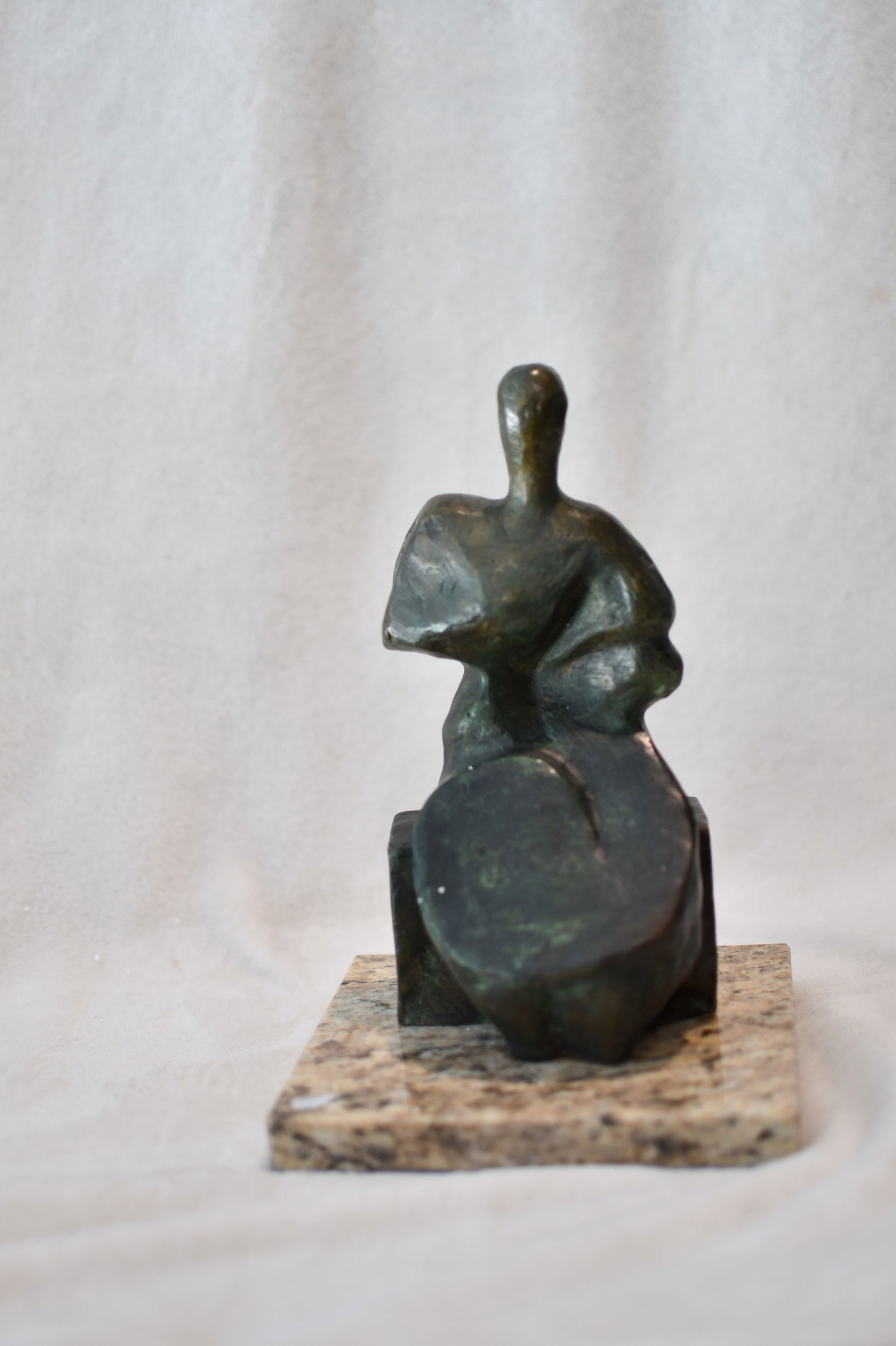 Bronze Sculpture Woman Sitting Ii Henry Moore: Old recast sculpture is in perfect condition.ITEM DESCRIPTION:TITLE: ?WOMAN SITTED II?AUTHOR: HENRY MOOREMATERIAL: BRONZEMEASURES WITHOUT BASE: HEIGHT 25 cm x WIDTH 14 cm x DEPTH 12 cmBASE: WIDTH 16 c
